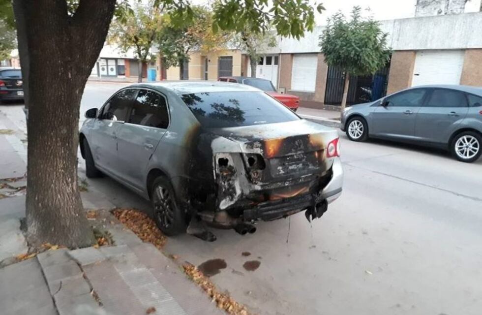 Se incendió un auto en la vía publica en Arroyito