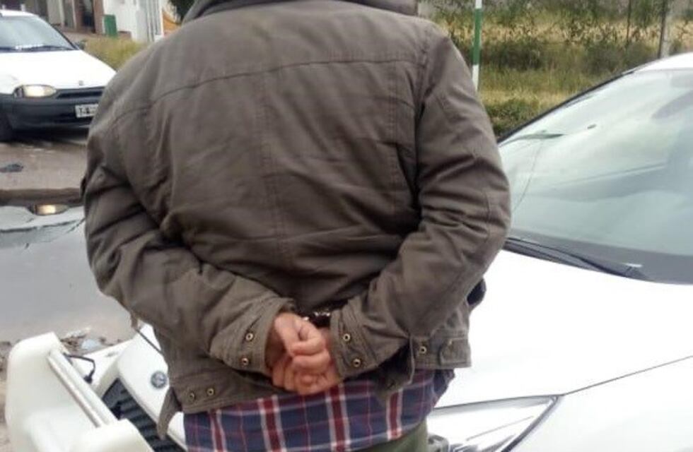 Agredió a su pareja en plena vía pública y lo detuvieron
