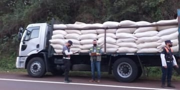 Transporte ilegal de palitos de yerba mate en Misiones cuya carga fue decomisada por el INYM y la Policía de Misiones\u002E