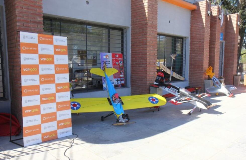 Gran participación familiar en el cierre del curso de aeromodelismo en Carlos Paz