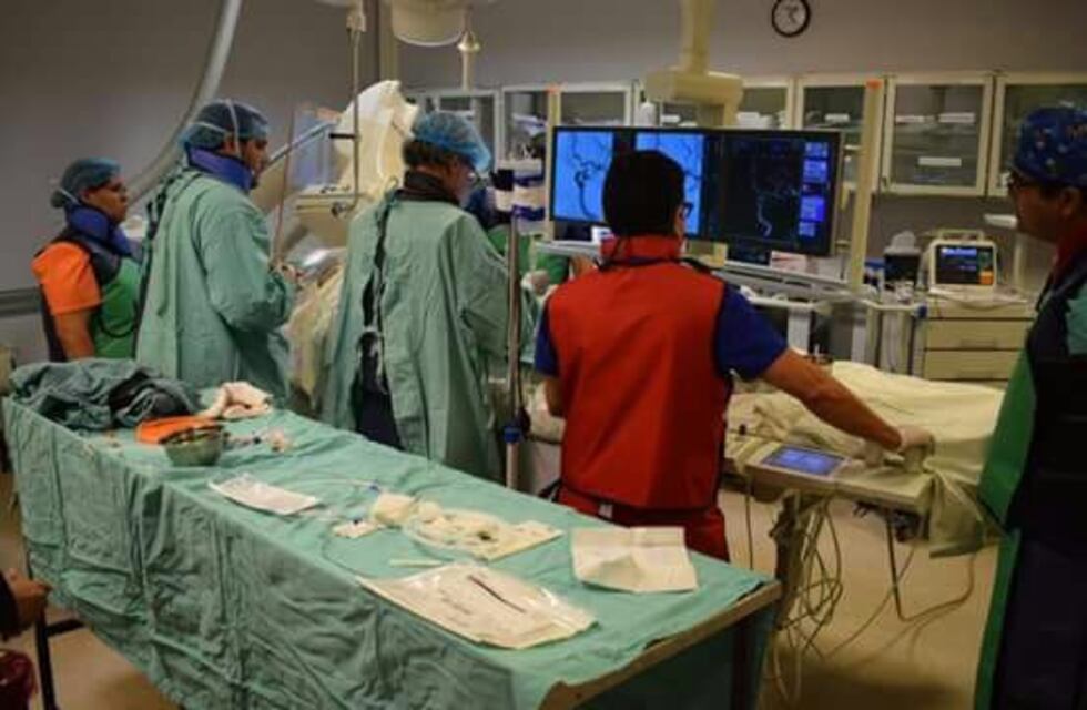 Realizan por primera vez una cirugía de aneurisma cerebral por vía endovascular