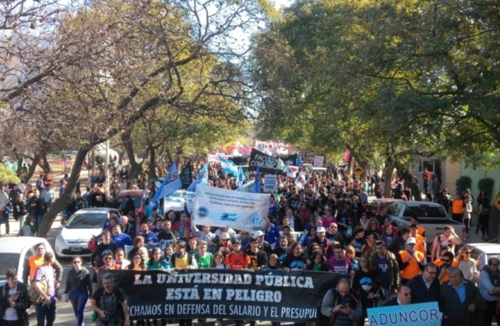 Masiva marcha de la UNC en defensa del salario y el presupuesto
