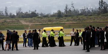 Policías bajan del avión los cuerpos de los periodistas ecuatorianos en el Aeropuerto Internacional Mariscal Sucre de Quito (Ecuador) (Web)