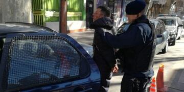 Momento en que es traslado el joven de 26 años, luego que intentara robar una moto de un colegio secundario de la UNCuyo\u002E