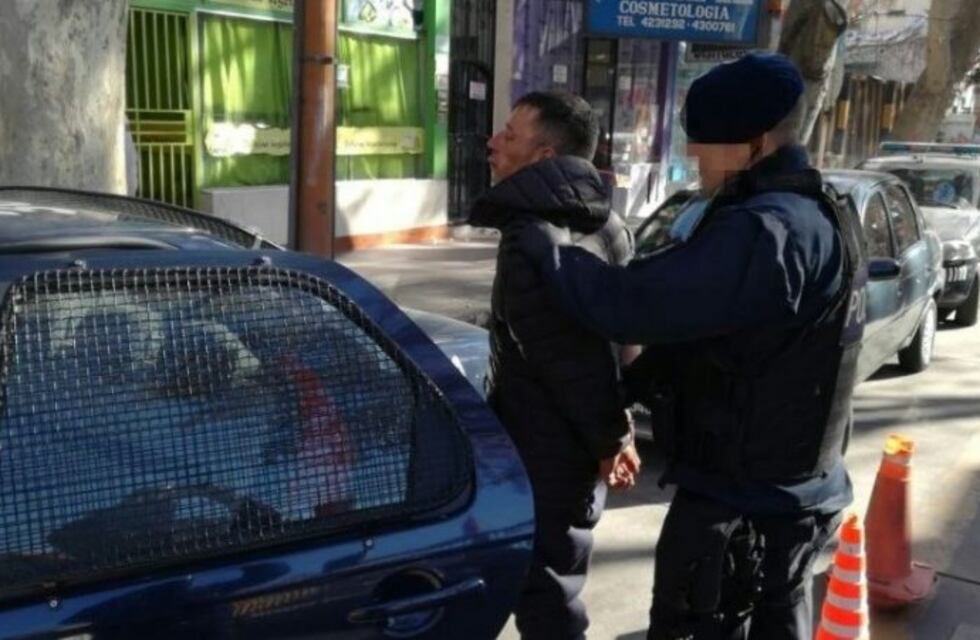 Tenía elementos de la policía e intento un robo en un colegio