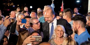 Todos los rafaelinos en la plaza querían sacarse una foto con Omar Perotti (web)