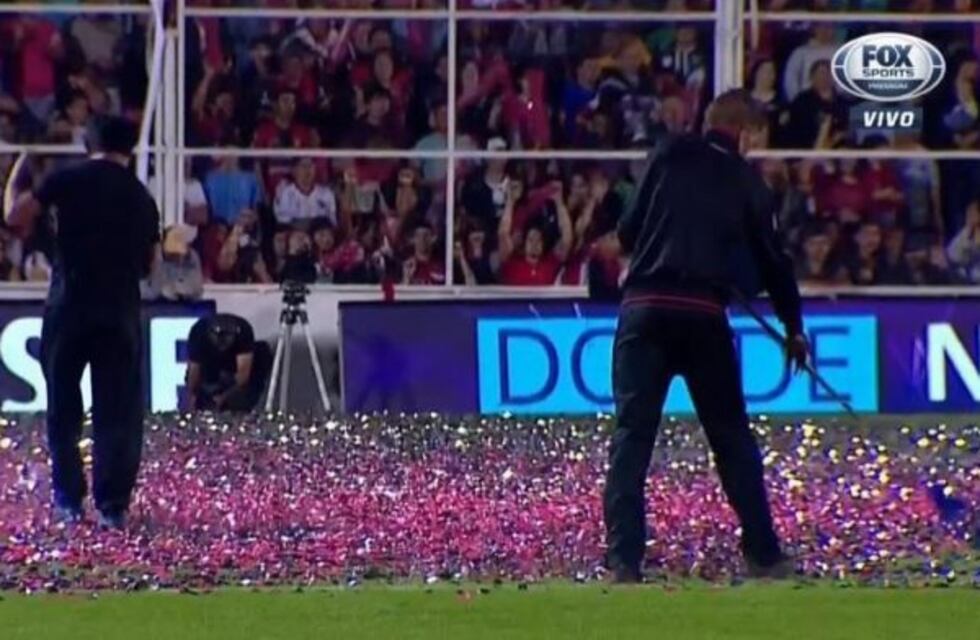 Insólito: el partido de Boca estuvo demorado porque no podían sacar los papelitos de la cancha