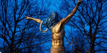 La estatua de Zlatan Ibrahimovic vandalizada (Foto: Andreas Hillegre /AFP)