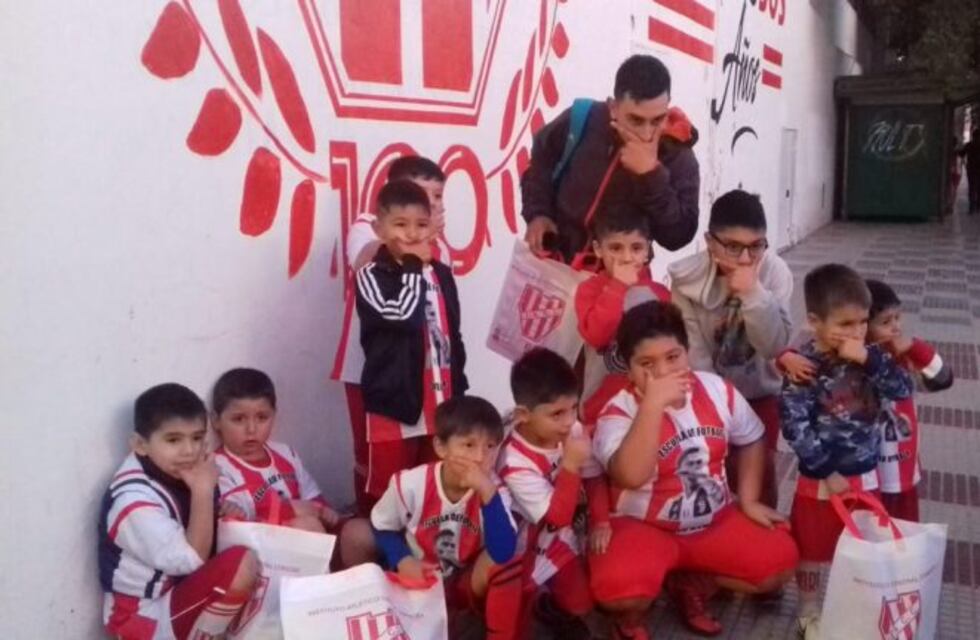 Joya: los chicos de la escuelita Paulo Dybala de visita en Instituto