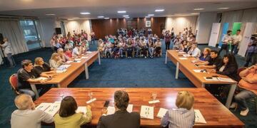 Provincia espera el dictamen de Nación para fijar el salario docente docencia\u002E (Web)\u002E