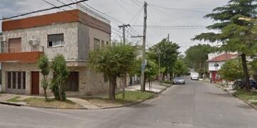 El lugar del asesinato de Julio Castillo, quien fue ejecutado por motochorros luego de defender a su inquilina tras un robo en José León Suárez\u002E