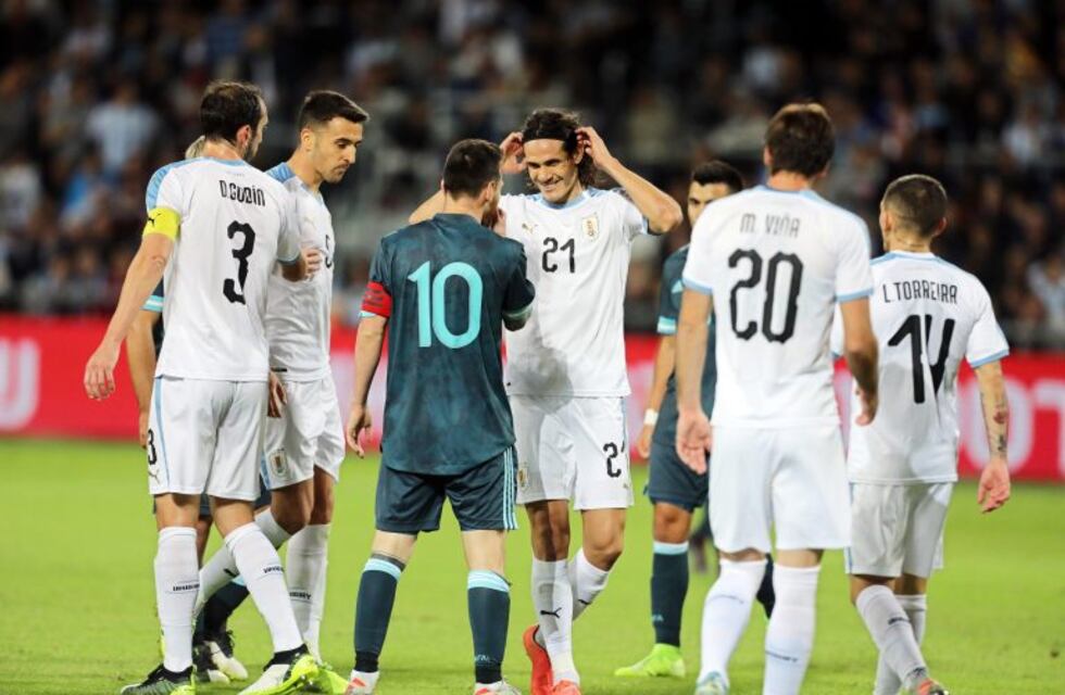 Picante cruce entre Lionel Messi y Edison Cavani: "Vamos a pelear"