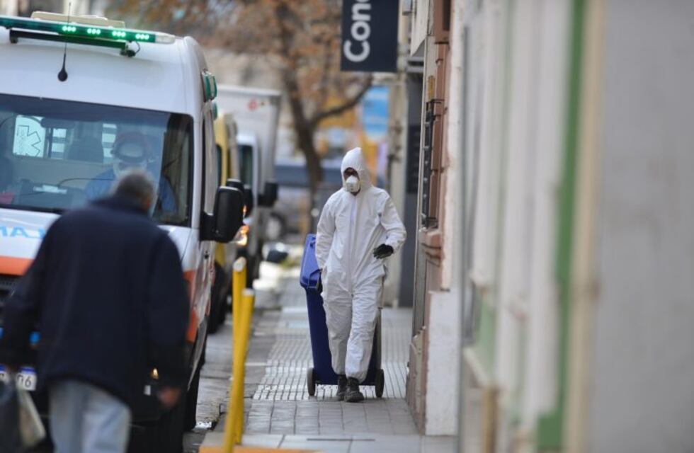 COVID-19 en Córdoba: testeos a comerciantes y vecinos de la Clínica Sucre