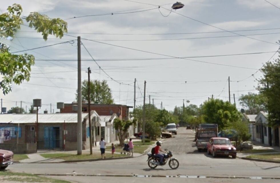 Amenazó a su ex con un machete y luego se escondió bajo una cama para que la policía no lo encuentre