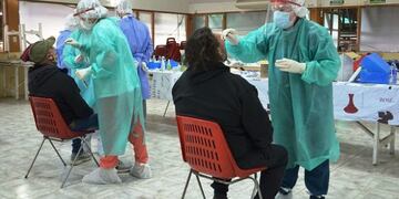 Mónica Jofré, de Epidemiología y Carlos Munisaga, de Segruidad, estuvieron al frente de la conferencia\u002E