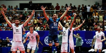 Jugadores de Argentina celebran luego de vencer a Brasil en la final de la Copa Panamericana de Voleibol Masculino