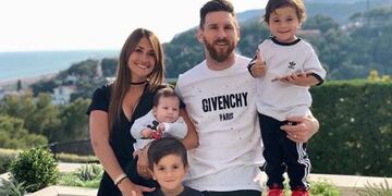 Mateo Messi (derecha) se hizo viral por su particular pose en una foto durante el casamiento de Cesc Fábregas\u002E Foto: Instagram(antoroccuzzo88