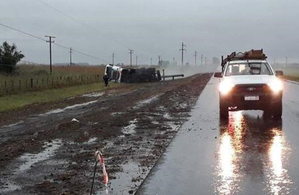 La ruta 34 estuvo cortada por el choque de un camión cargado de cloro con una columna de alta tensión