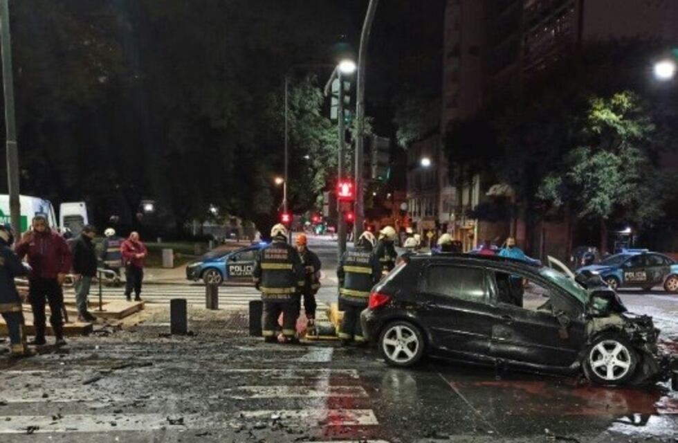 Tremendo choque en San Telmo: un auto impactó contra un colectivo y hay heridos