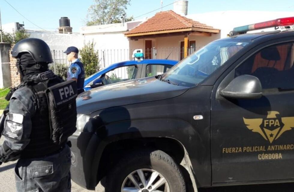 Traficaban drogas en plena calle y quedaron detenidos