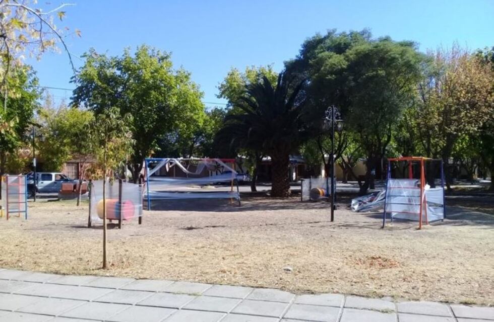 Medidas contra el coronavirus: encintan juegos infantiles y siguen las desinfecciones
