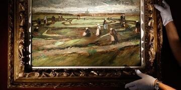 Raccommodeuses de filets dans les dunes