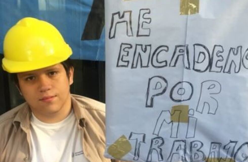 Cooperativistas se encadenaron en el Ministerio de Trabajo