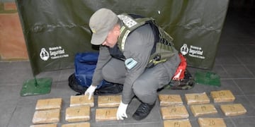 Un gendarme verifica el contenido de la marihuana embalada en 21 paquetes, secuestrados en un ómnibus con destino a La Plata\u002E (Gendarmería Nacional)