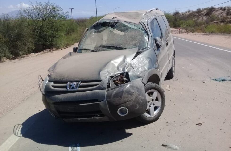 Mujer muere tras protagonizar un vuelco en Los Robles