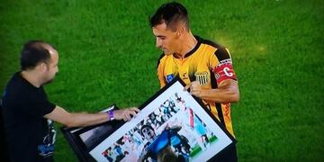 Homenaje a un gran capitán\u002E El Gigante ovacionó a Farré\u002E