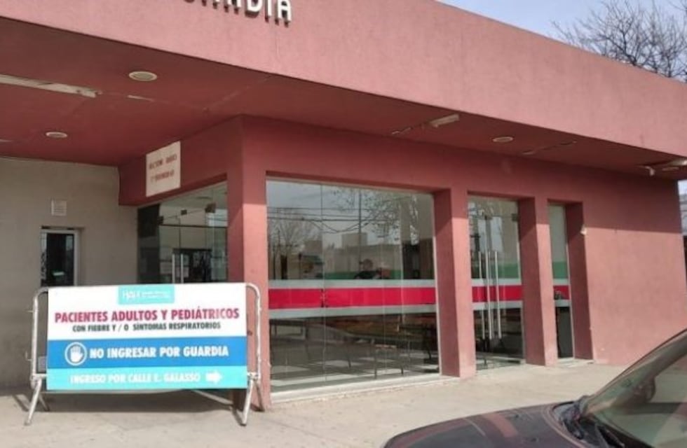 La atacó un perro mientras manejaba su moto: terminó en el hospital