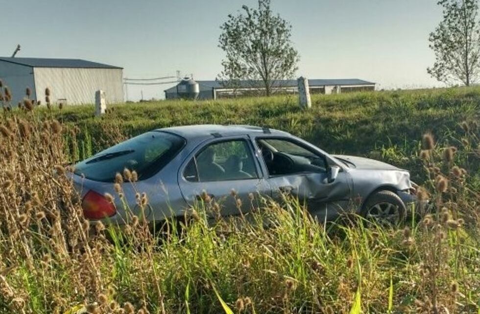 Policía volcó su auto en la ruta 11 y terminó en el campo