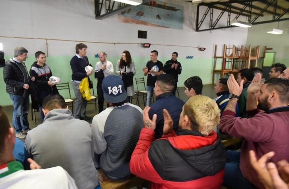 Entregan pelotas y equipos de rugby a internos del penal 4