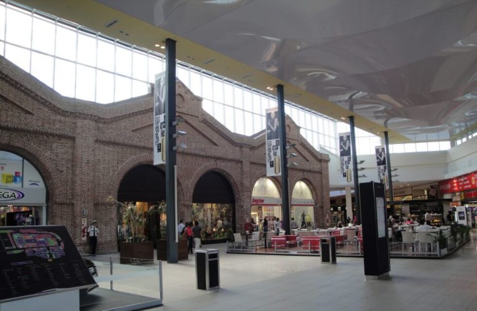 Una mechera fue atrapada mientras robaba varias prendas de un shopping