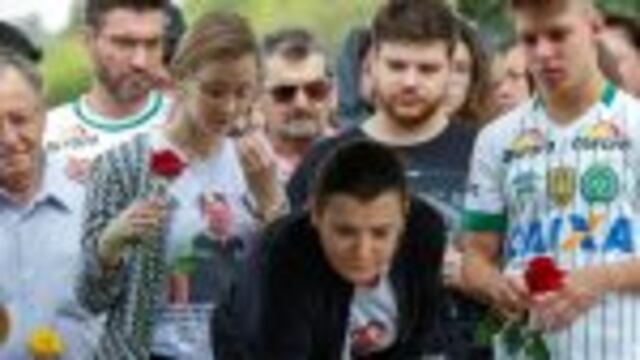 BRA90. CHAPECu00d3 (BRASIL), 04/12/2016.- Familiares, amigos e hinchas asisten hoy, domingo 4 de diciembre de 2016, al funeral de presidente del club brasileu00f1o Chapecoense, Sandro Luiz Pallaoro, realizado en la ciudad de Chapecu00f3 (Brasil). Pallaoro es una de l
