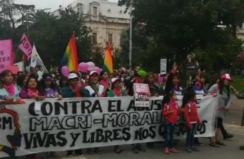 Masiva marcha de mujeres por las calles jujeñas