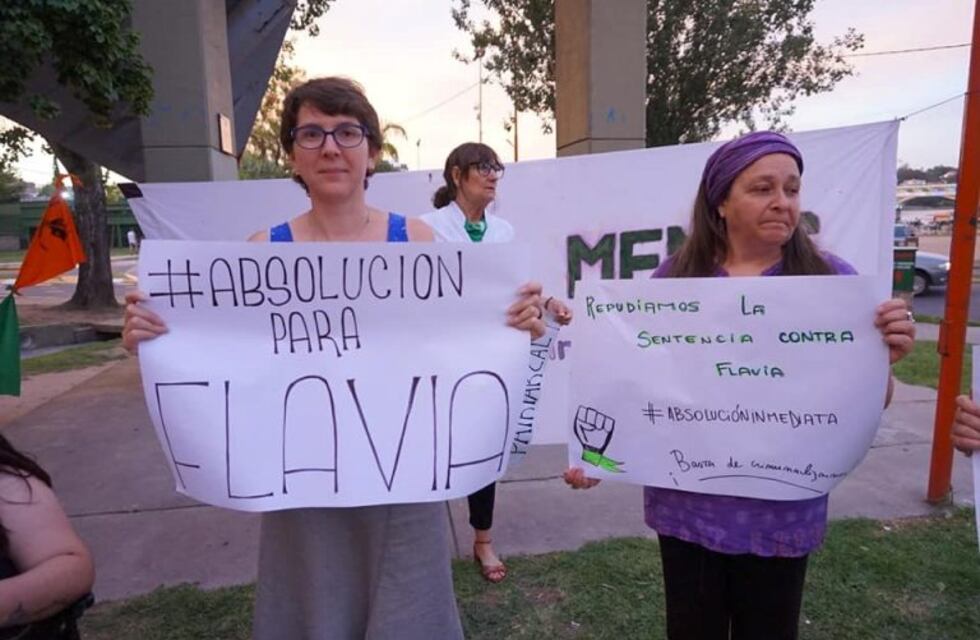 Ni Una Menos Carlos Paz: performance artística en apoyo a Flavia Saganias