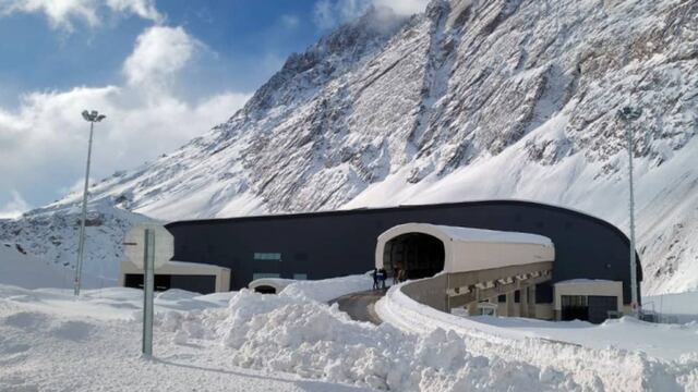 Gendarmería Nacional cerró el tránsito en el paso fronterizo Cristo Redentor. (TW @PasoCRMza)