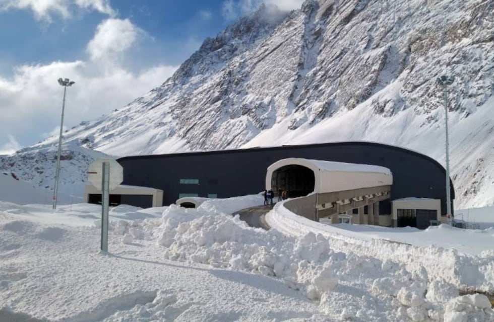 Por las nevadas, los turistas no podrán volver ni salir del país: ¿hasta cuándo permanecerá cerrado el paso fronterizo de Mendoza?