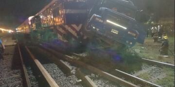Un tren del Sarmiento chocó a un camión