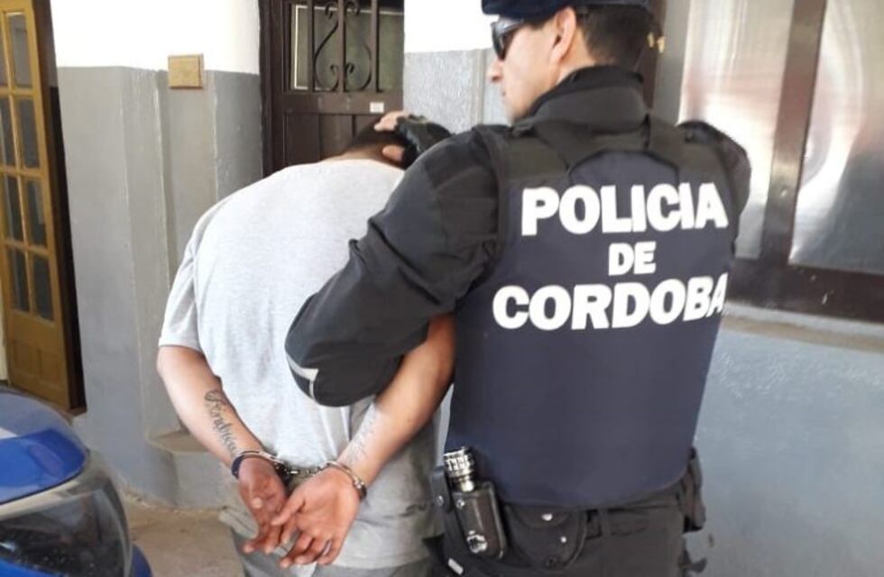 Un detenido tras huir de un control, chocar un móvil policial y esconderse en su vivienda