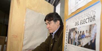 Eleccion presidencial 2015\r\n\r\n\r\nDYN302, RIO GALLEGOS 25/10/2015,EL CANDIDATO A VICEPRESIDENTE POR EL FPV CARLOS ZANNINI VOTO EN LA ESCUELA INDUSTRIAL 4 \u002E FOTO:DYN/JAVIER BRUSCO/ENVIADO ESPECIAL\u002E santa cruz rio gallegos carlos zannini Eleccion presidencial Octubre 2015 Elecciones generales primera vuelta votacion candidato a vicepresidente por el frente para la victoria