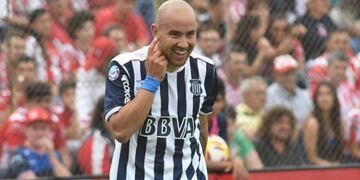 El delantero uruguayo Junior Arias está a préstamo en Banfield\u002E