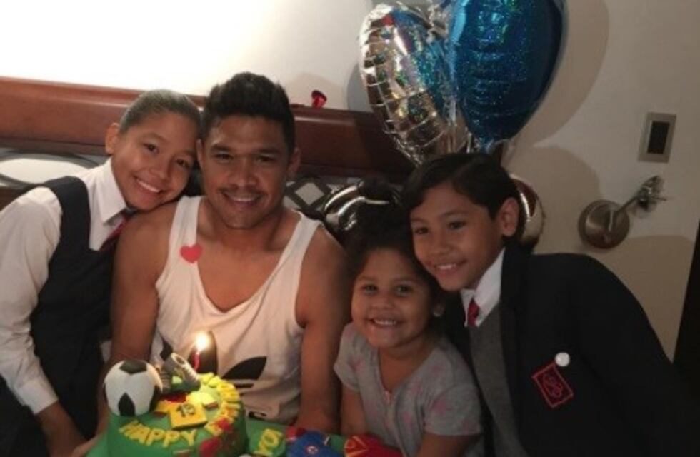 Teo Gutiérrez cumplió 32 tras la victoria ante Newell's y arrancó los festejos en familia