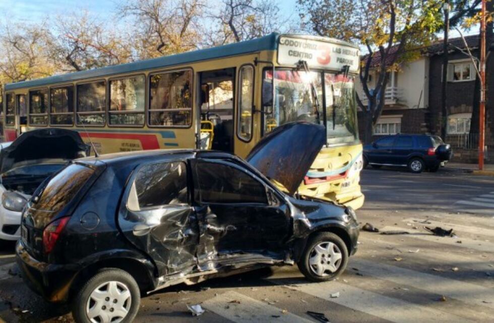 Aparatoso choque en la Emilio Civit involucra a tres autos y un micro