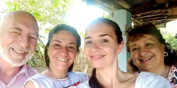 Cristina Vázquez en su casa de Posadas, con una periodista y directivos de la Comisión contra la Tortura\u002E (Facebook de Amelia Báez)