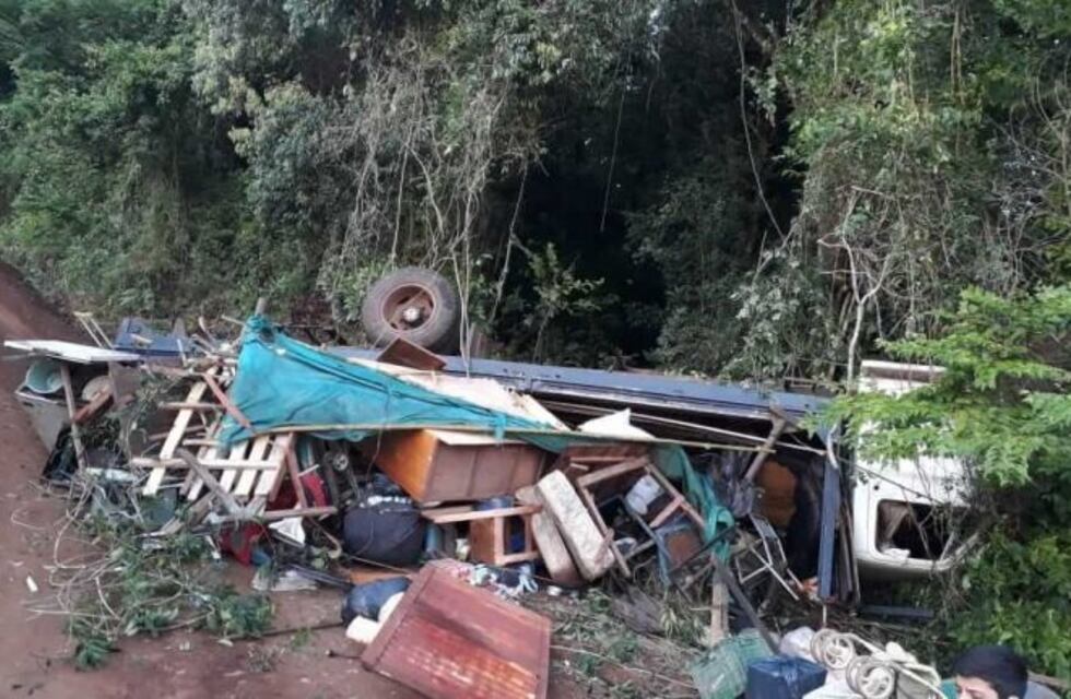 Volcó un camión que transportaba una mudanza y a doce personas