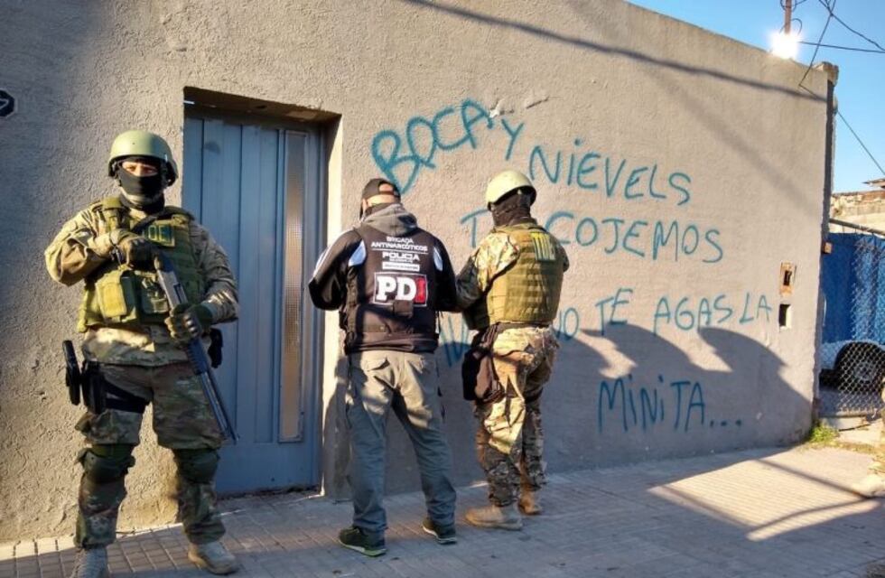 Varios allanamientos con secuestro de drogas, armas y una veintena de demorados