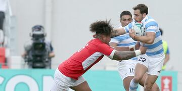 Higashiosaka (Japan), 28/09/2019\u002E- Nicolas Sanchez (R) of Argentina in action against Leva Fifita (L) of Tonga during the Rugby World Cup match between Argentina and Tonga at Hanzono Stadium in Higashiosaka, Japan, 28 September 2019\u002E (Japón) EFE/EPA/BUDDHIKA WEERASINGHE EDITORIAL USE ONLY/ NO COMMERCIAL SALES / NOT USED IN ASSOCATION WITH ANY COMMERCIAL ENTITY