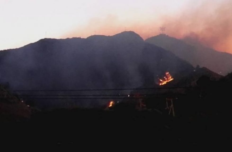 Controlan "en un 90%" el incendio de Los Cocos